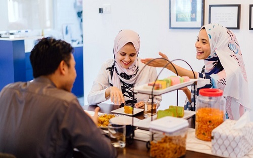 Bolehkah Membatalkan Puasa Sunnah karena Disuguhi Makanan?